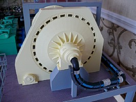 Вывод резиновой трубы из мельницы на макете оборудования выполнен при помощи натуральной имитационной резины
